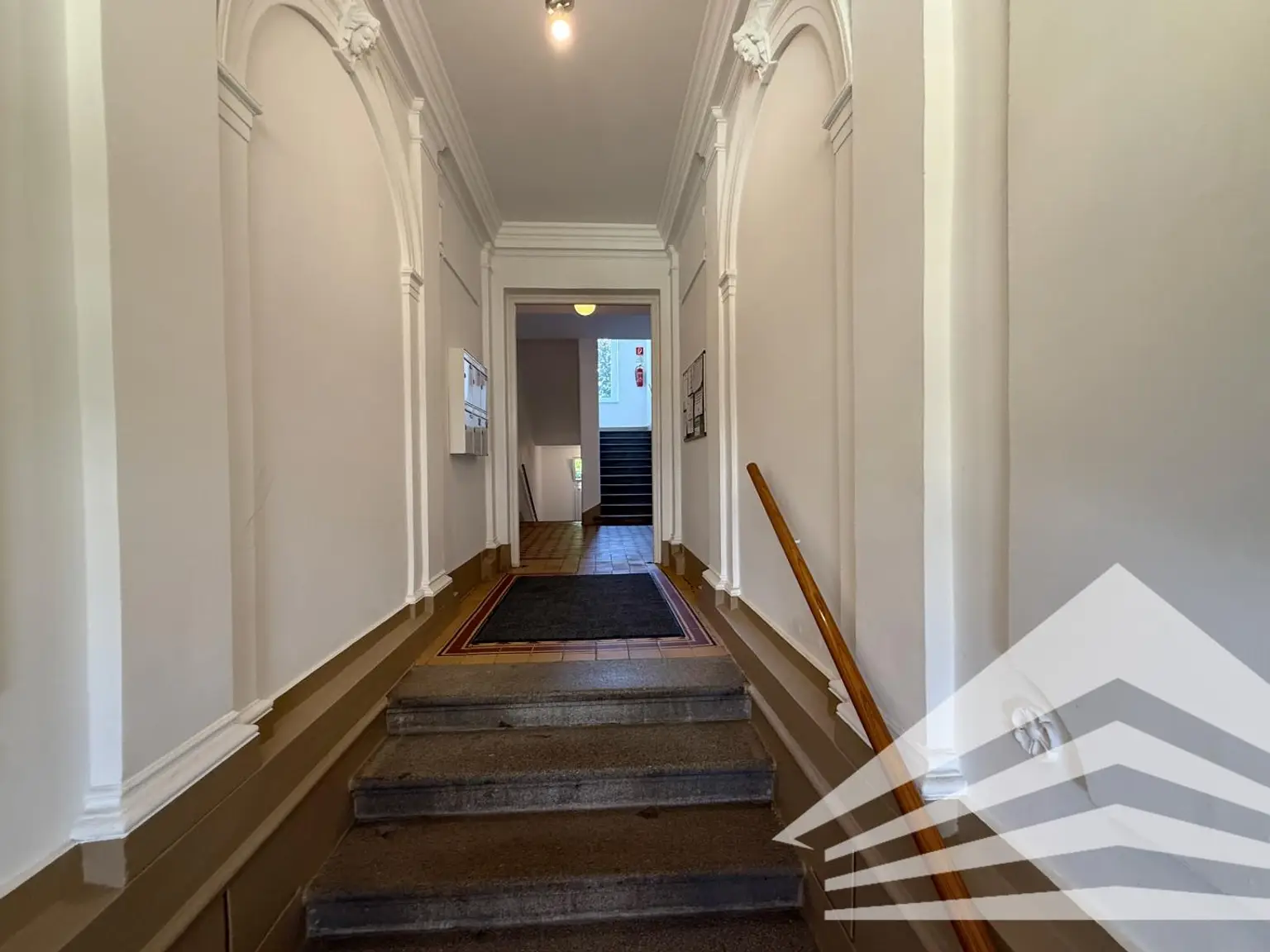 107 m² Altbauwohnung mit großer Loggia in der Innenstadt! TG-Platz verfügbar!