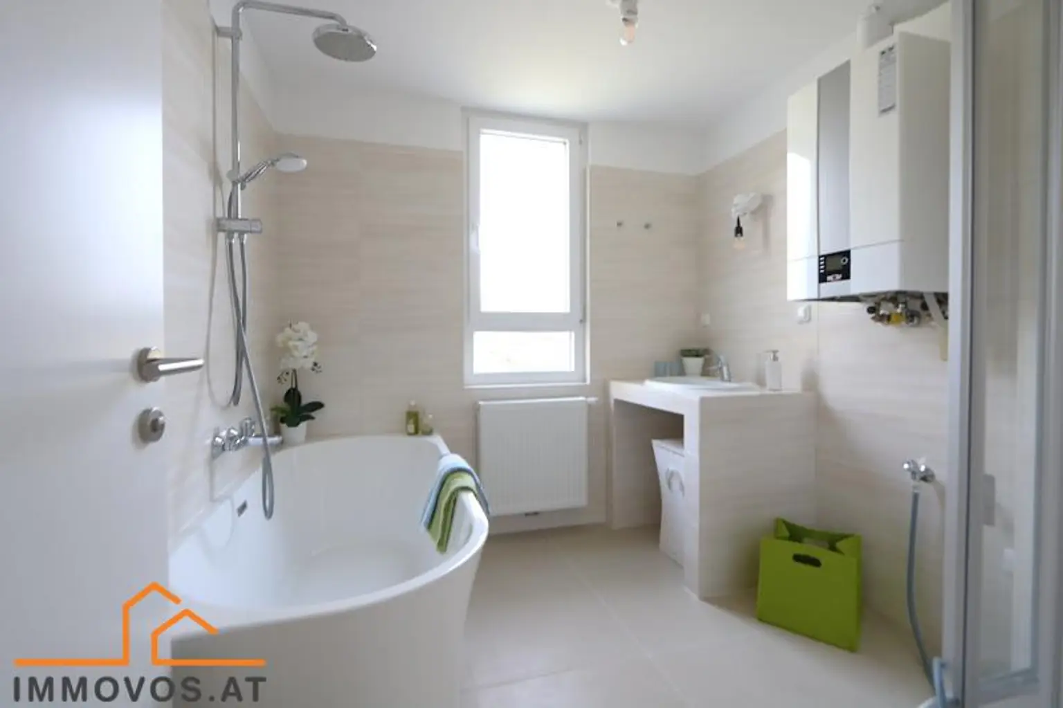 Bad mit Wanne und Dusche