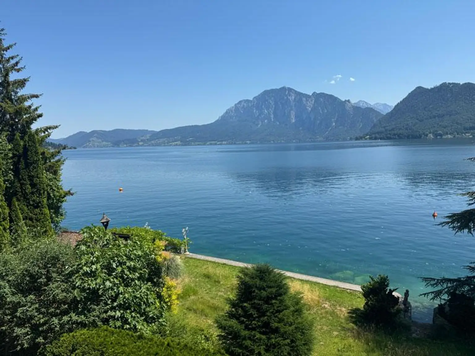 Großartiges Panorama Attersee und Bergkulisse