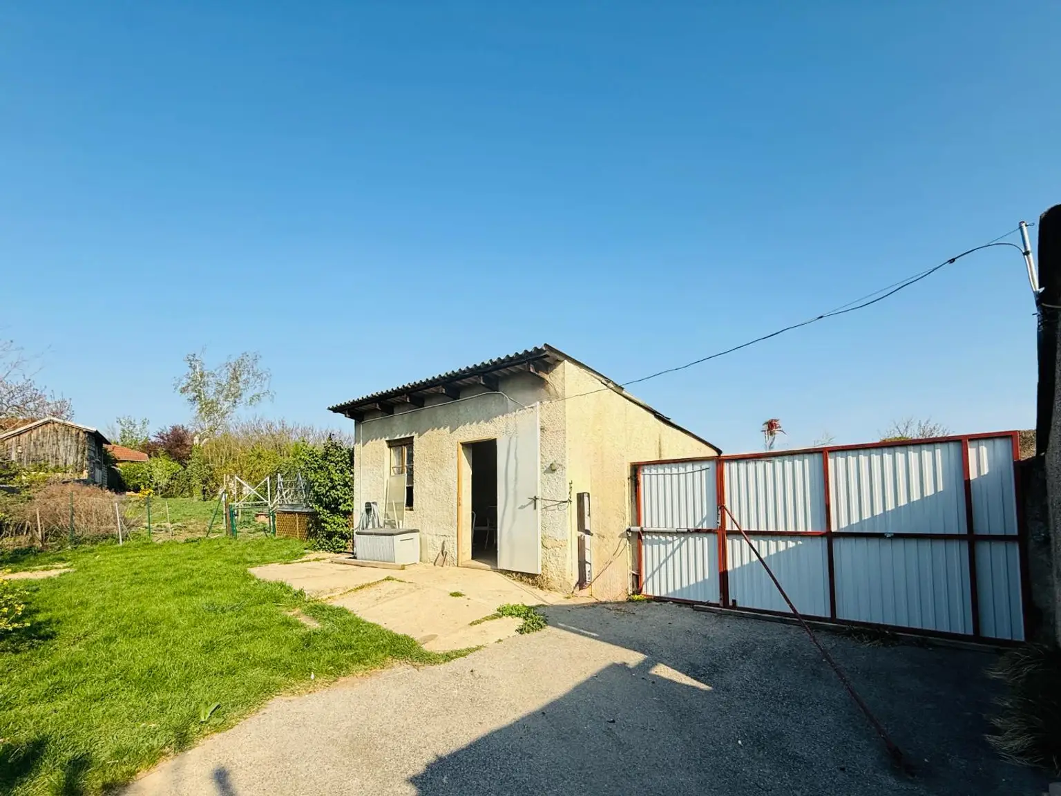 Nebengebäude seitliche Einfahrt