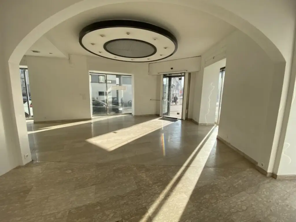 Großzügiges, modernes Geschäftslokal / Büro / Praxis mit großen Auslagenflächen Nähe Hütteldorfer Straße!
