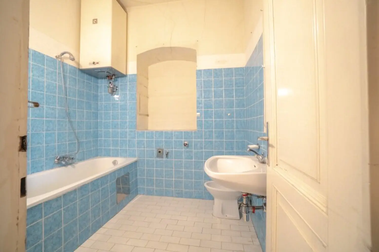 Sanierungsbedürftige 2-Zimmer-Wohnung in Saggen mit Entwicklungspotenzial