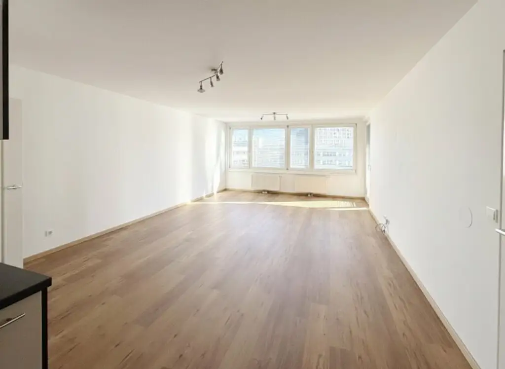 Traumlage bei der UNO-City – moderne Wohnung mit Loggia