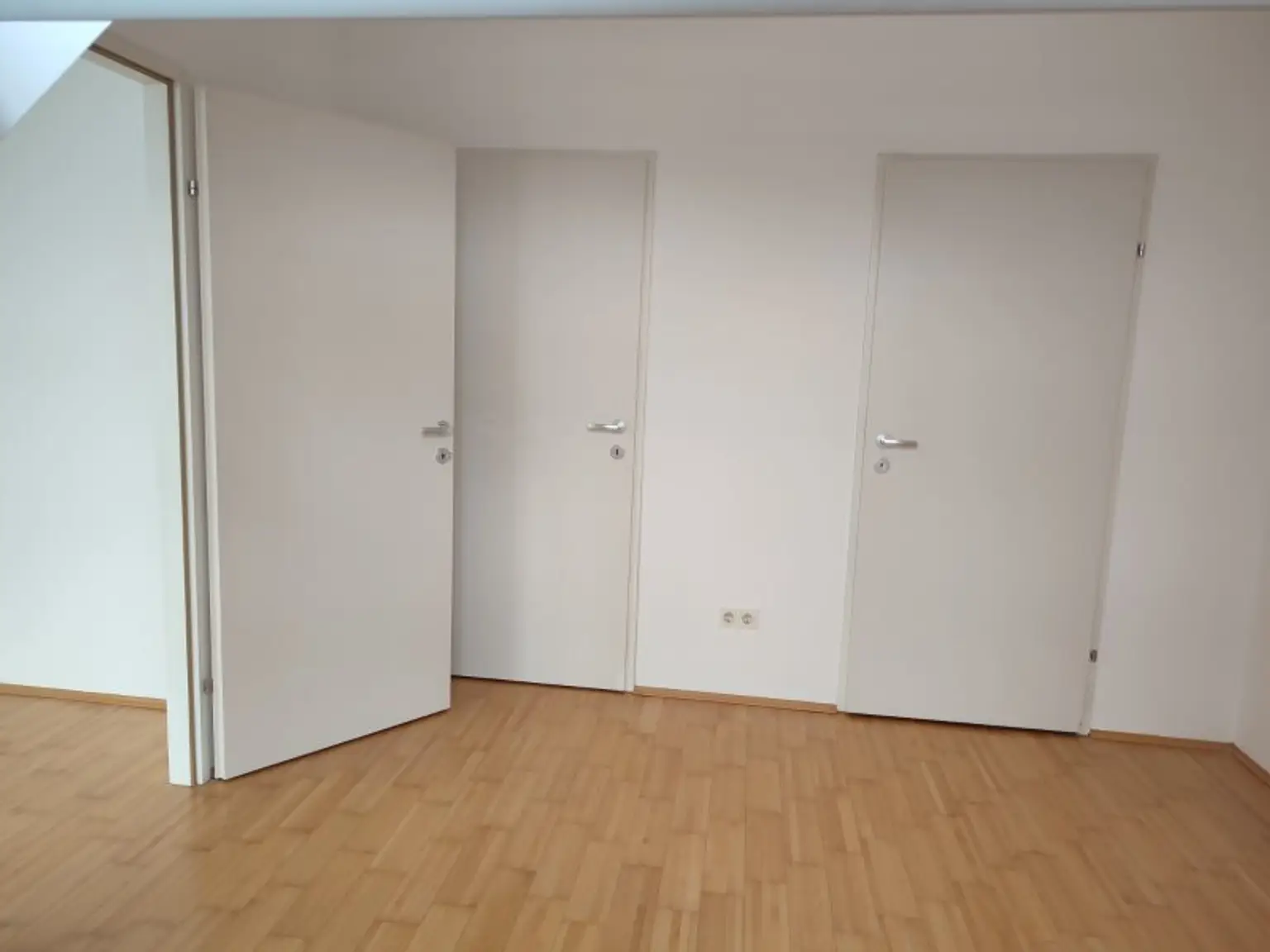 vom Schlafzimmer Zugang zum Bad und Garderoberaum