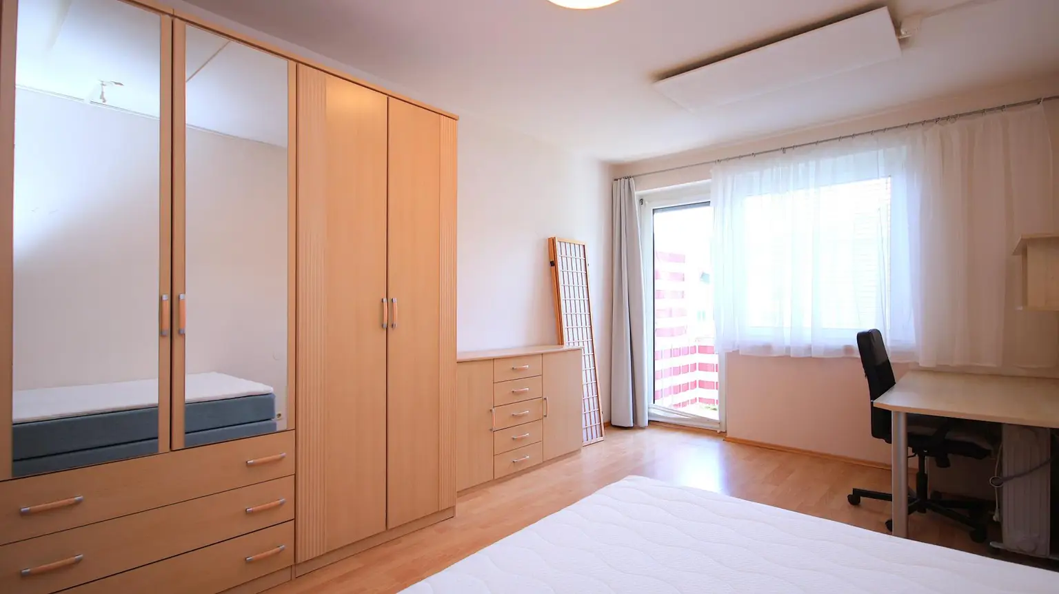 Schlafzimmer mit Zugang Loggia