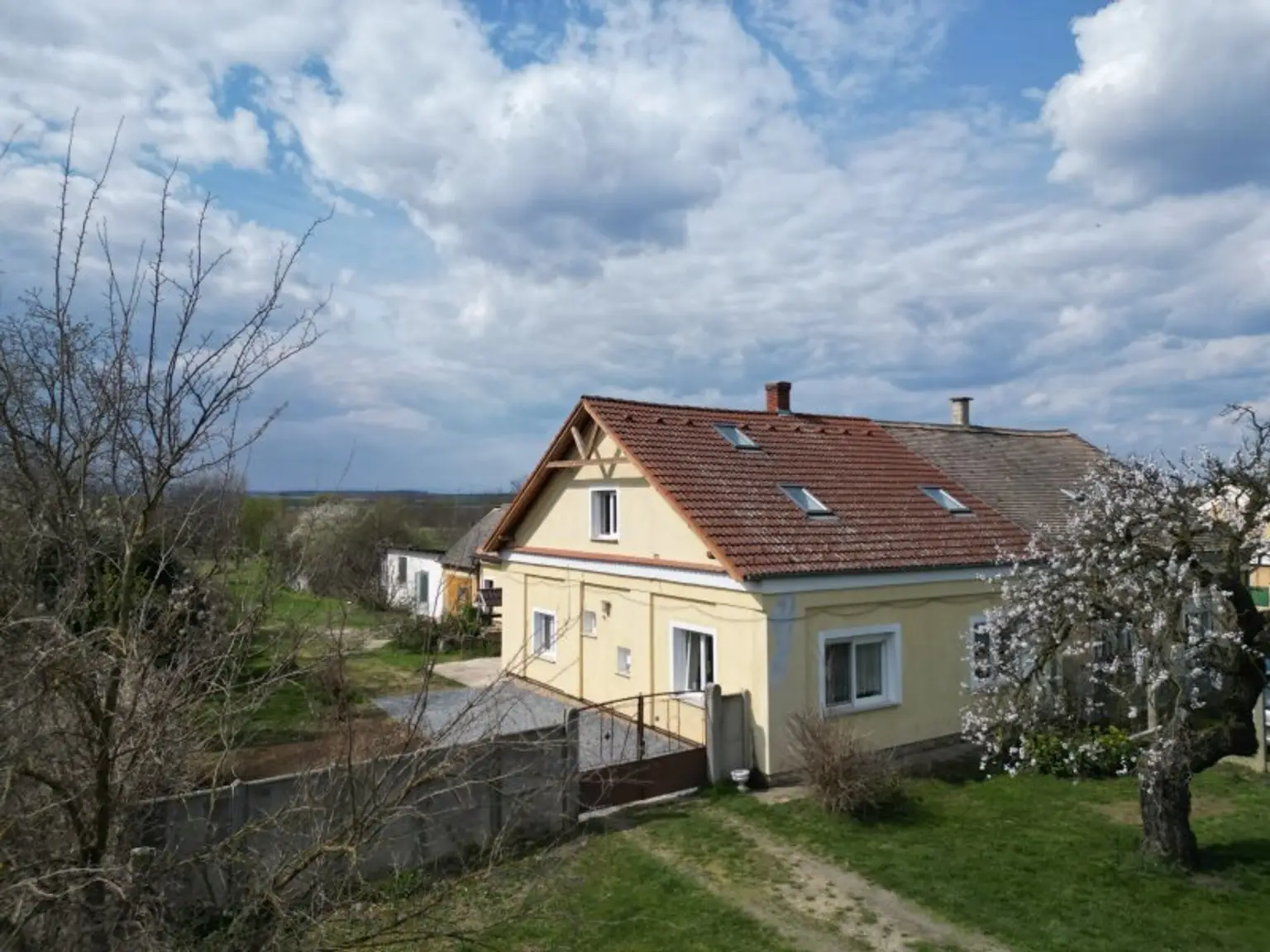 +++ Charmantes Landhaus mit großem Grundstück – in Szakony (Ungarn) +++