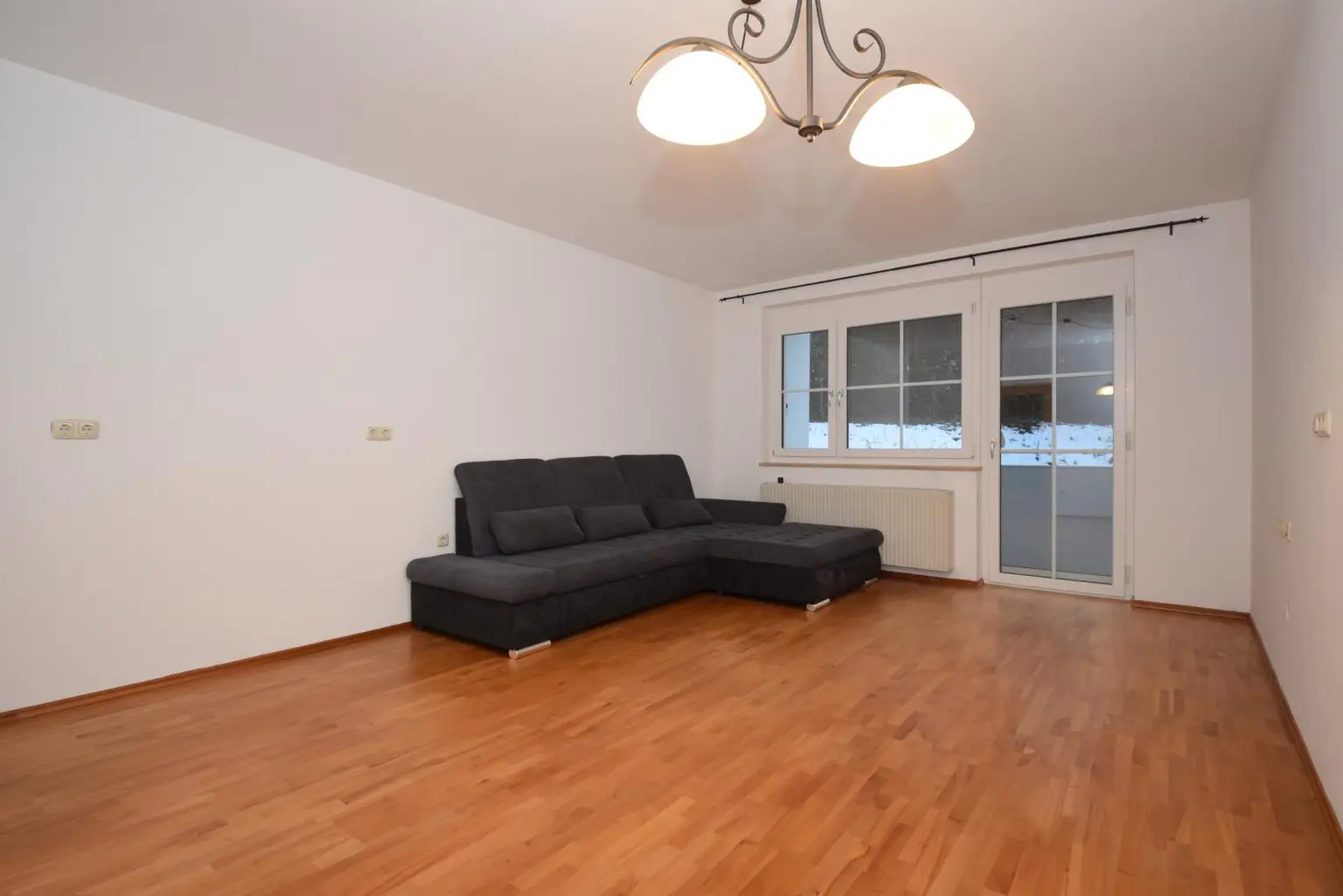 geräumiges Wohnzimmer