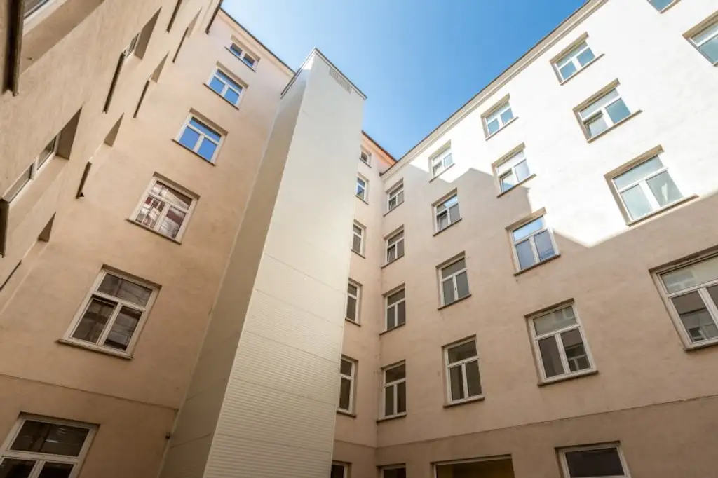 TOP ANGEBOT! Helle 3-Zi.-Altbauwohnung mit zukünftigen Balkon!