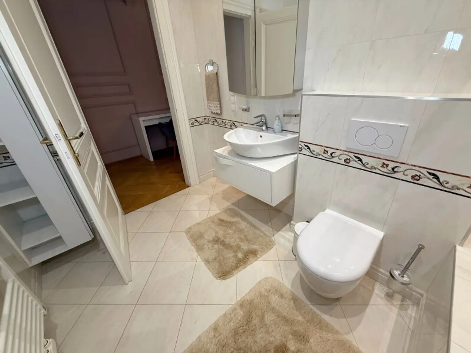 Fully furnished apartment - within walking distance to the 1st district, also available for short-term rentals.