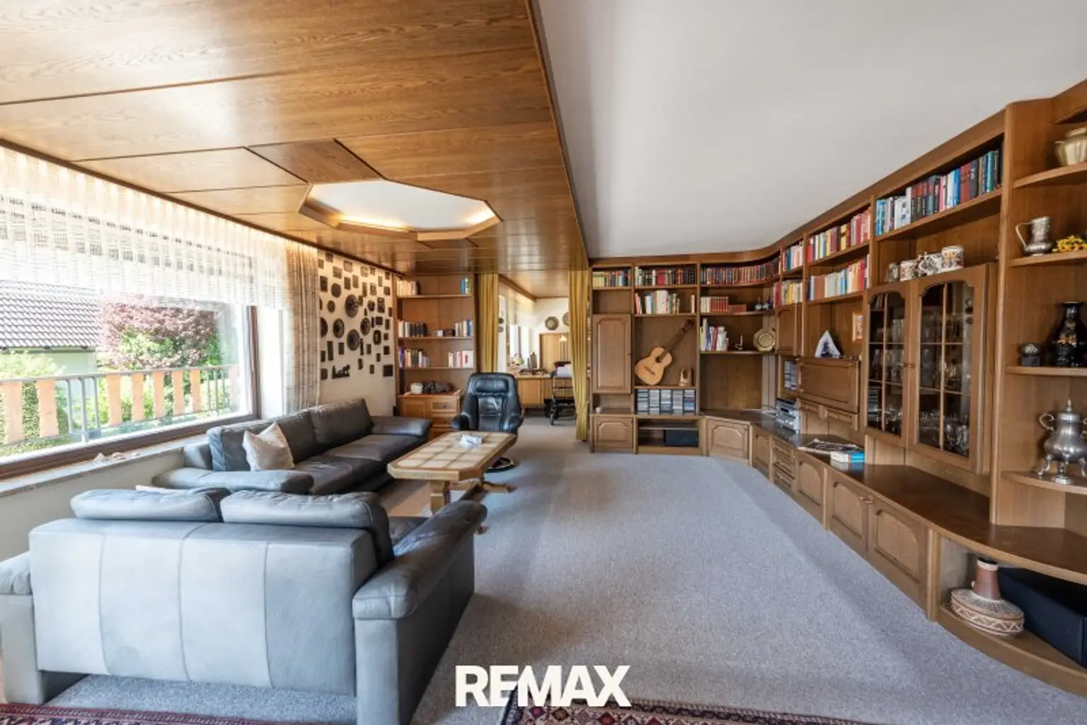 Wohnzimmer mit angrenzendem Büro/Leseecke