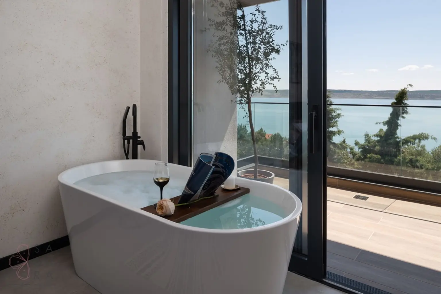 Exklusivität direkt am Meer – Moderne Luxusvilla bei Zadar mit 6 Suiten & Investmentpotenzial