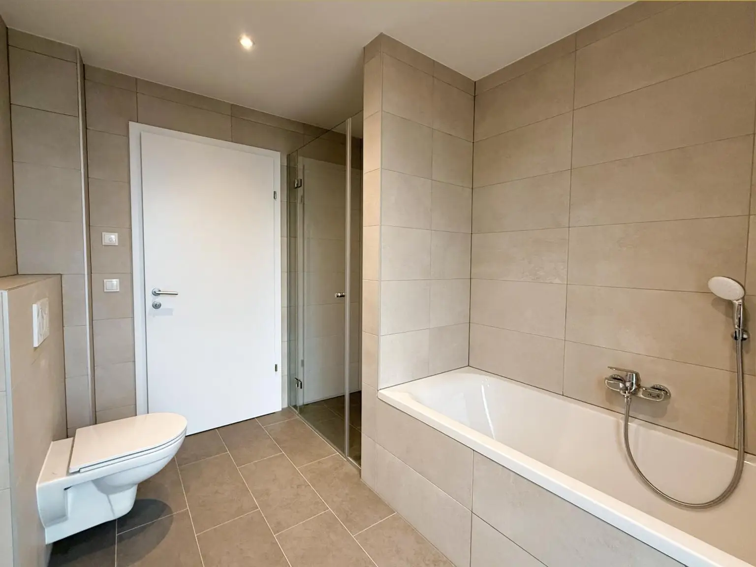 LUXUS, Ruhe, Fernblick| Große TERRASSE| BALKONE | EIGENES POOL