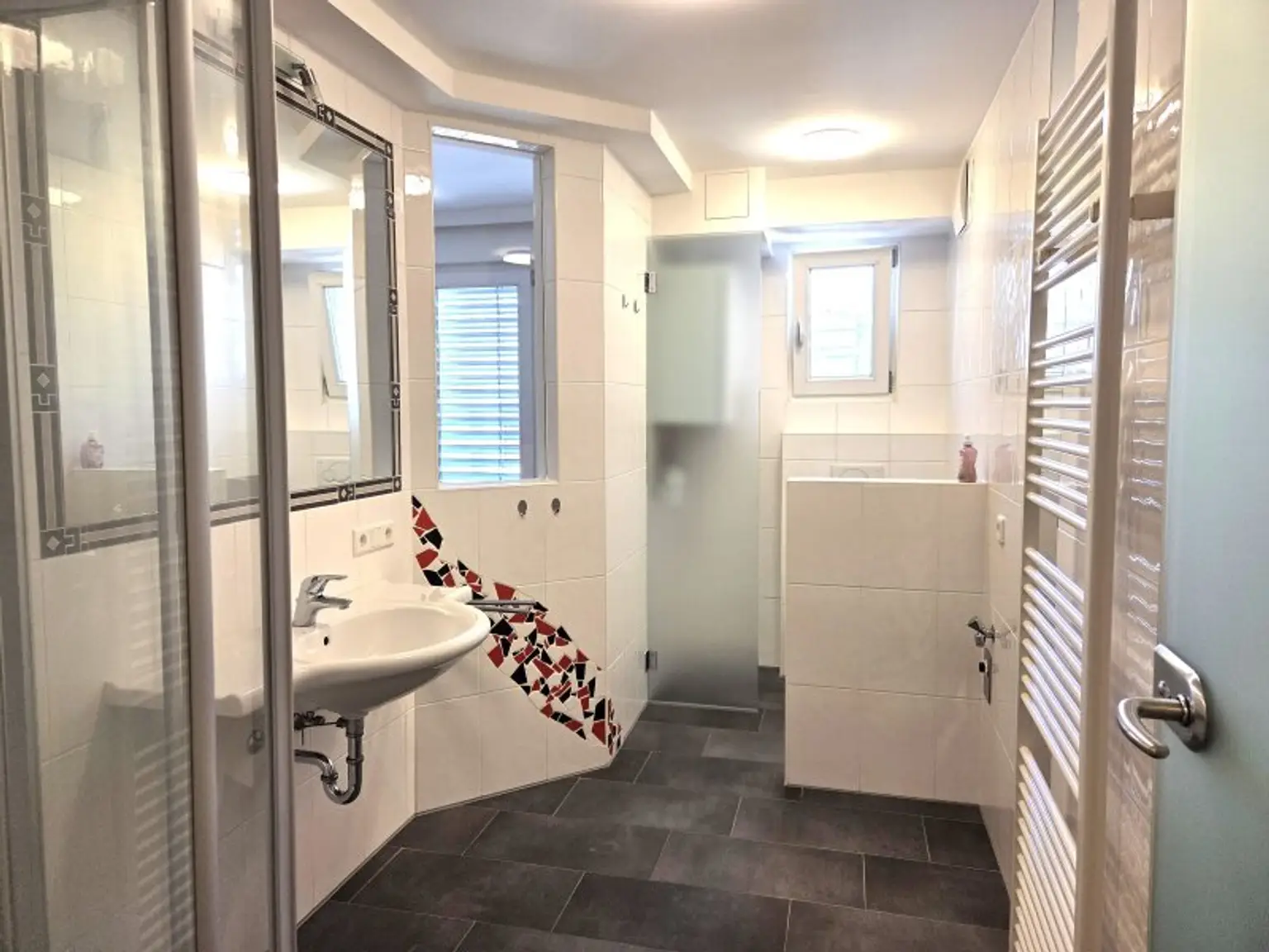 Tageslichtbad mit Dusche + WC