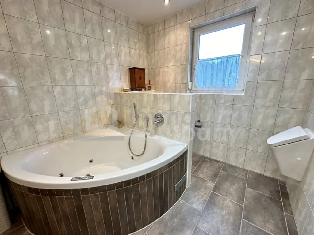 Unschlagbares Top-Angebot ! Luxuriöser Bungalow mit hochwertiger Ausstattung, in zentrumsnaher, sonniger Ruhelage in Hohenems, sehr geräumige Dreier-Garage mit Fernbedienung, großzügige Grundstücksfläche, ausgezeichnete…