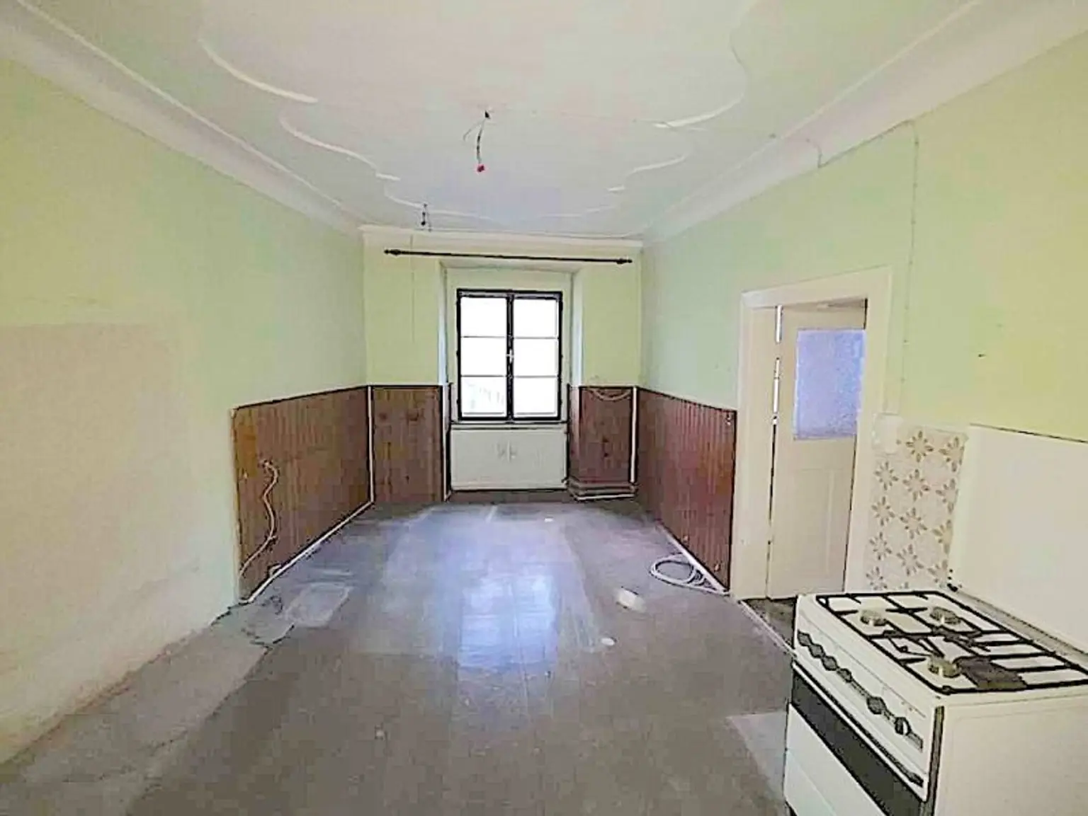 Kleine, historische Entwicklungsliegenschaft im Zentrum von Krems, mit Charme und Rohdachboden, bis auf eine Wohnung leer. wieder ein besonderes Objekt von allesgefunden.at...