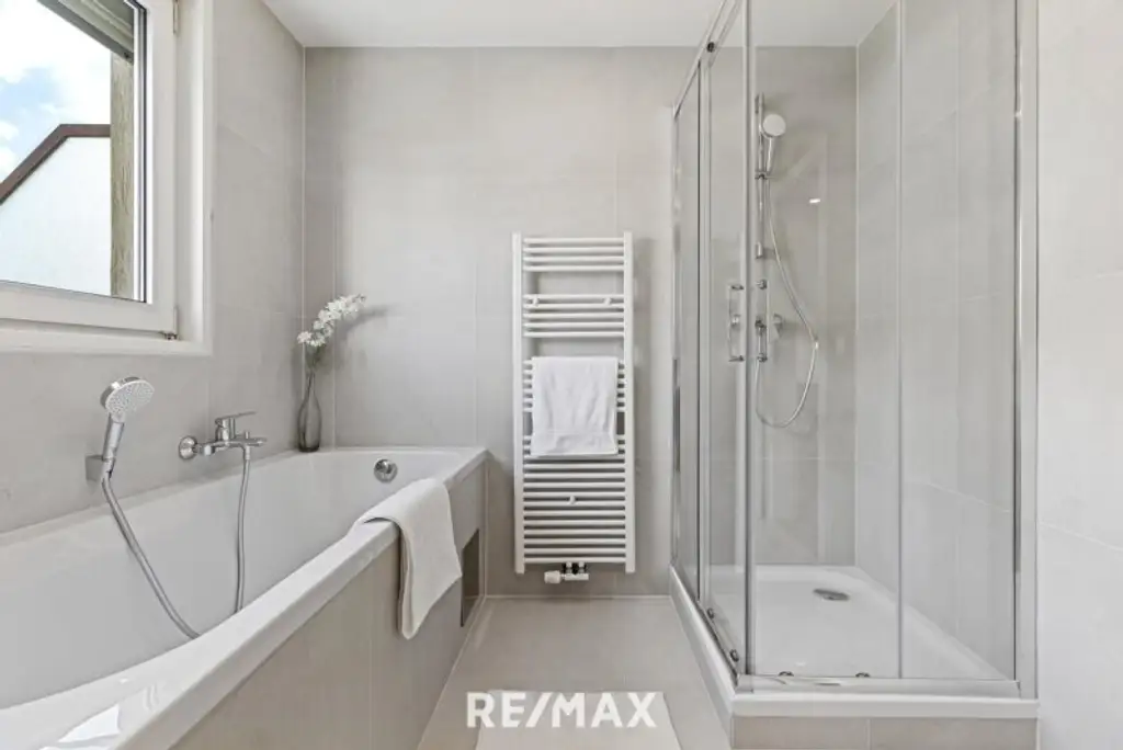 Erstbezug DG-Wohnung, 2 Terrassen, ruhig gelegen, Garage möglich.