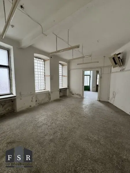 Steinwurf zum Augarten - Nach Ihren Vorstellungen und Bedürfnissen gestalten: Sanierungsbedürftiges strassenseitiges Büro/Praxis/Verkaufsfläche etc. und Wohnung -  Prachtvolles Stilaltbauhaus