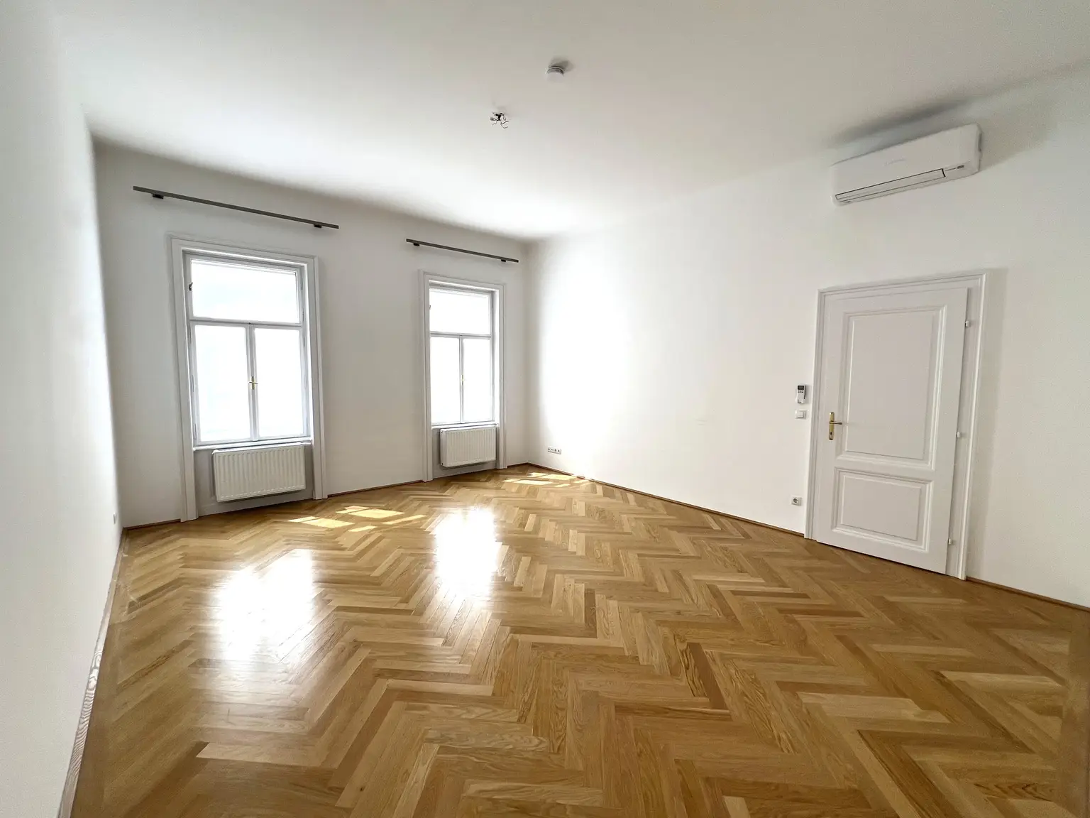 UNBEFRISTET: Prachtvolle, klimatisierte 5-Zimmer-Wohnung mit fantastischer Stadtaussicht / Beautiful air-conditioned 5-room flat with fantastic city view