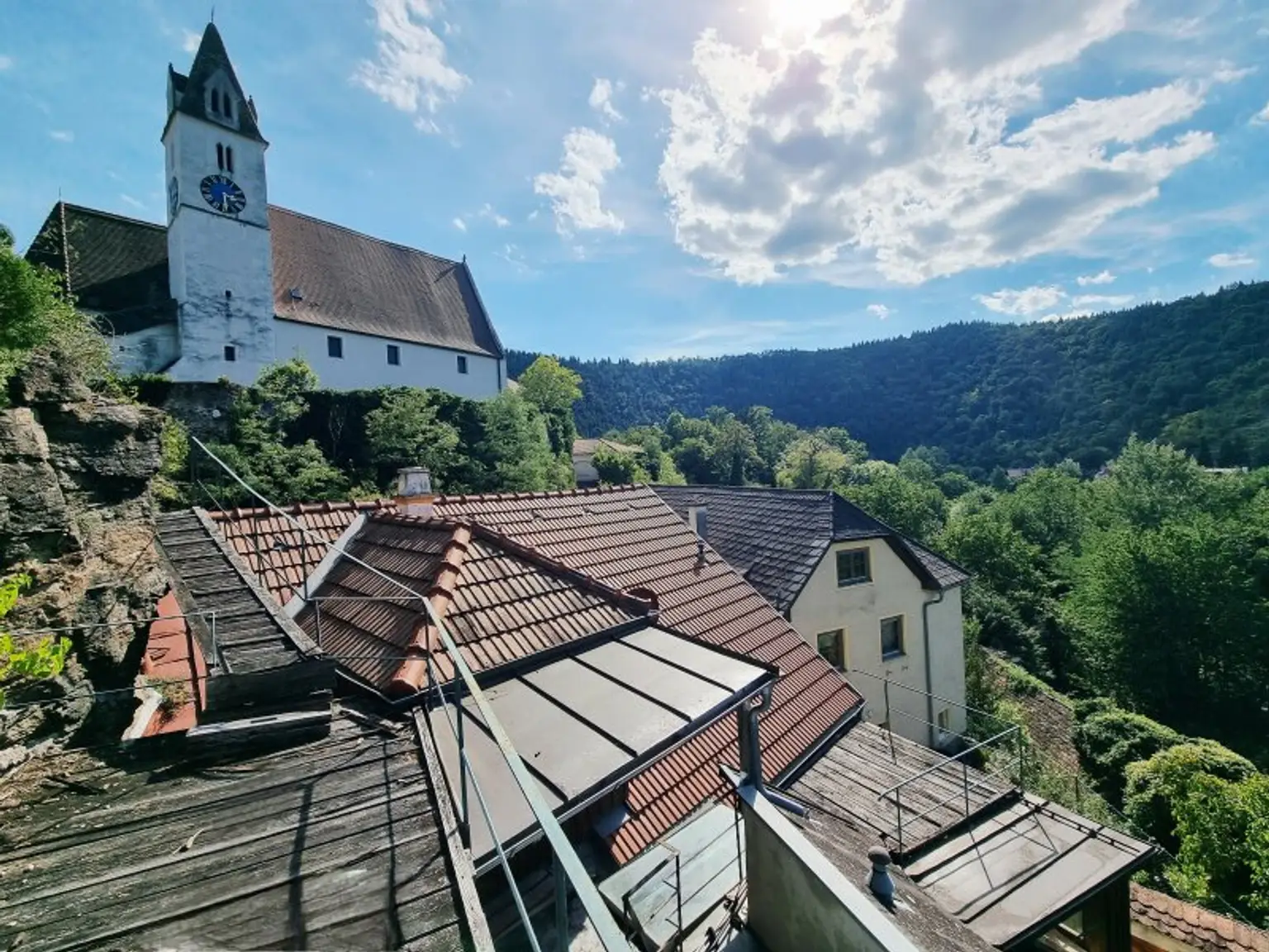 Geschichte atmen, Weinlandschaft genießen, am Ursprung der Marktgemeinde wohnen
