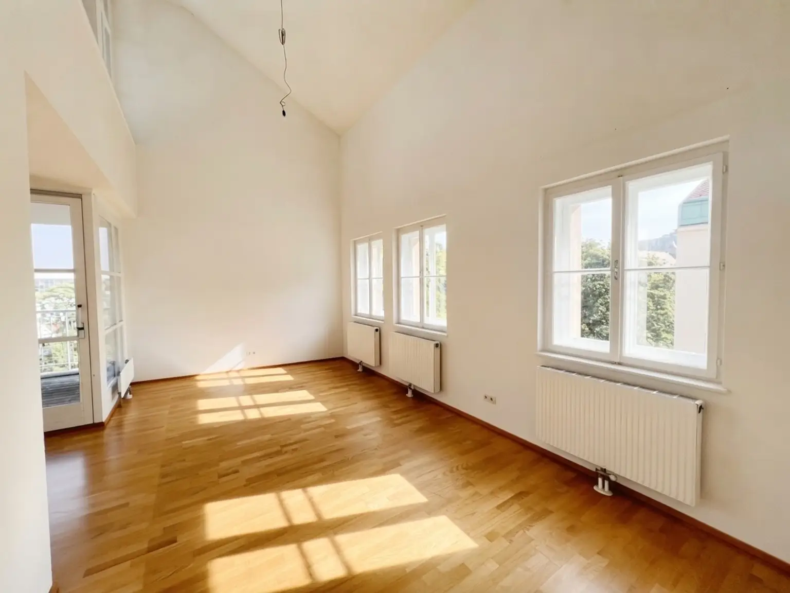 UNBEFRISTET: Klimatisierte Dachgeschosswohnung mit Loggien in Botschaftsviertel