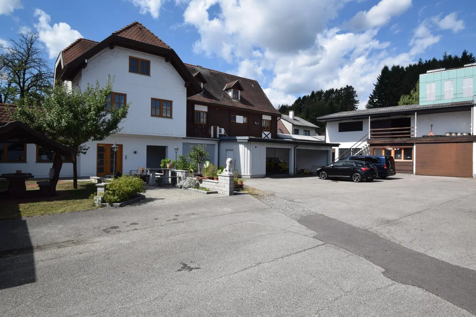 Innenhof mit Büro-Wohnhaus