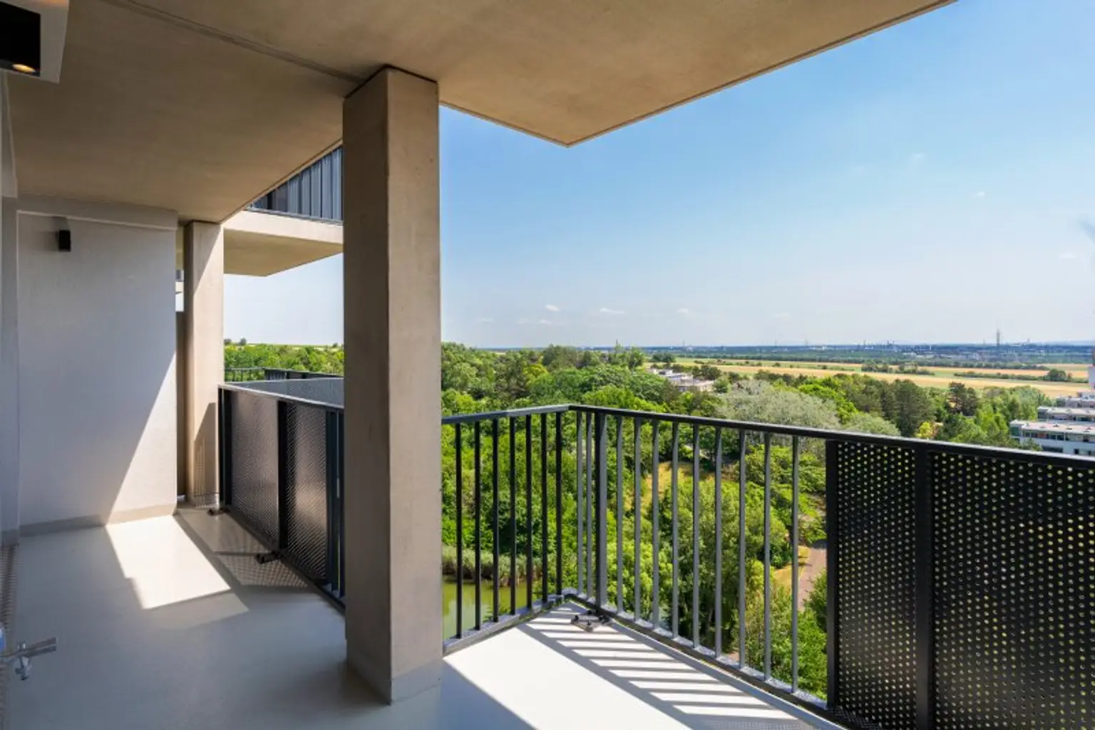 TABA Tower - Serviciertes Apartment mit grandiosem Fernblick direkt an der U1 Oberlaa - begehbarer Kleiderschrank, inkl. Heizung, Kühlung, Strom, Internet und Fitnessraum!