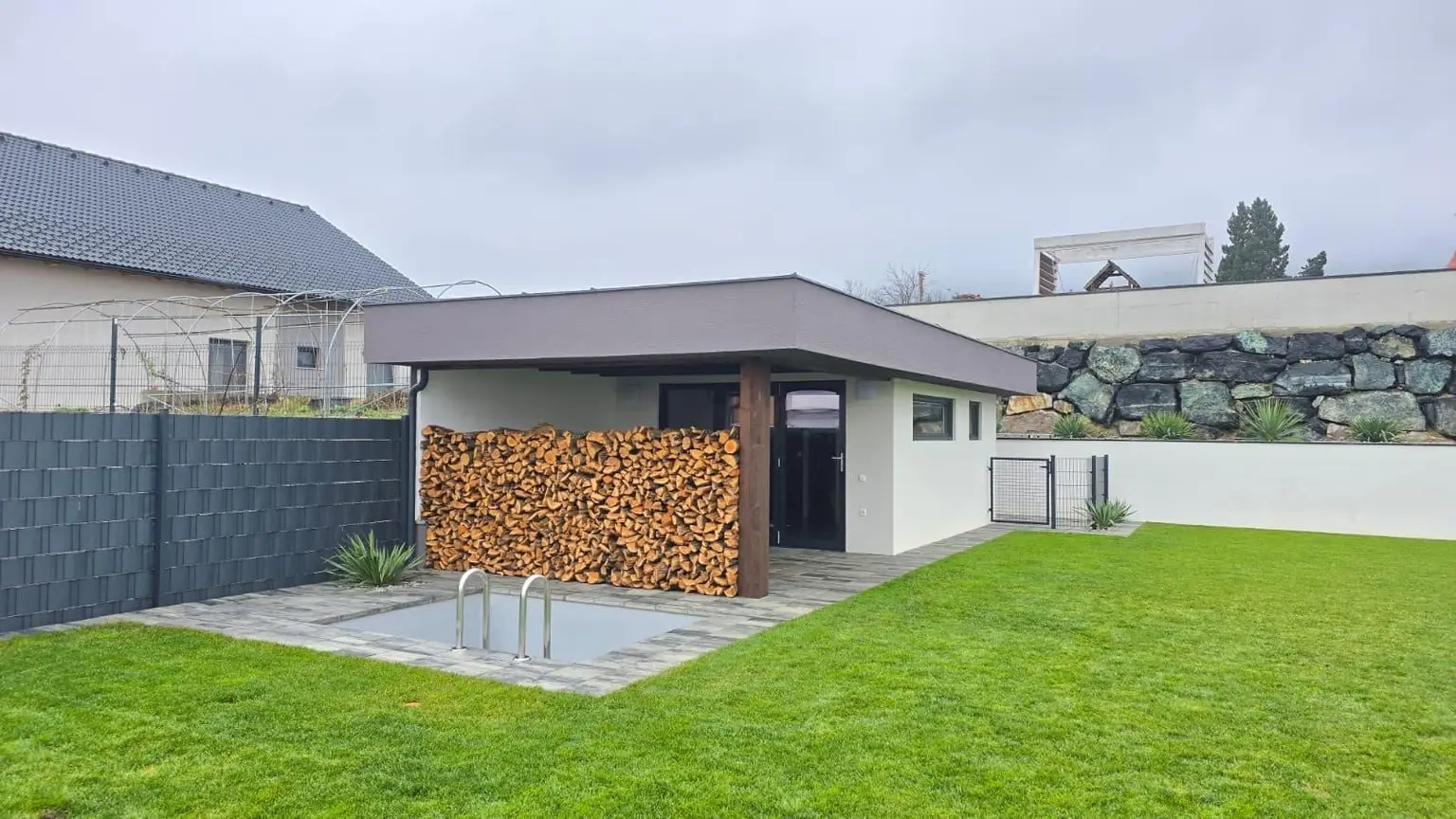 28 Blick Garten/Poolhaus