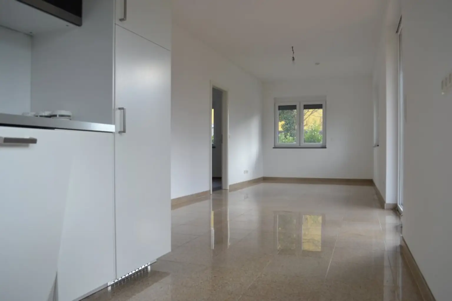 ATEMBERAUBENDER GARTEN - ZENTRAL BEGEHBARE ZIMMER - KÜCHE - AB SOFORT!