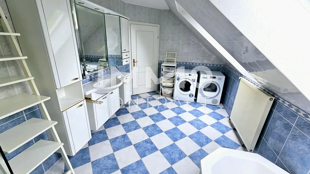 Familienfreundliches, lichtdurchflutetes  Traumhaus: 4 Schlafzimmer, Pool, Sauna und Gartenidylle