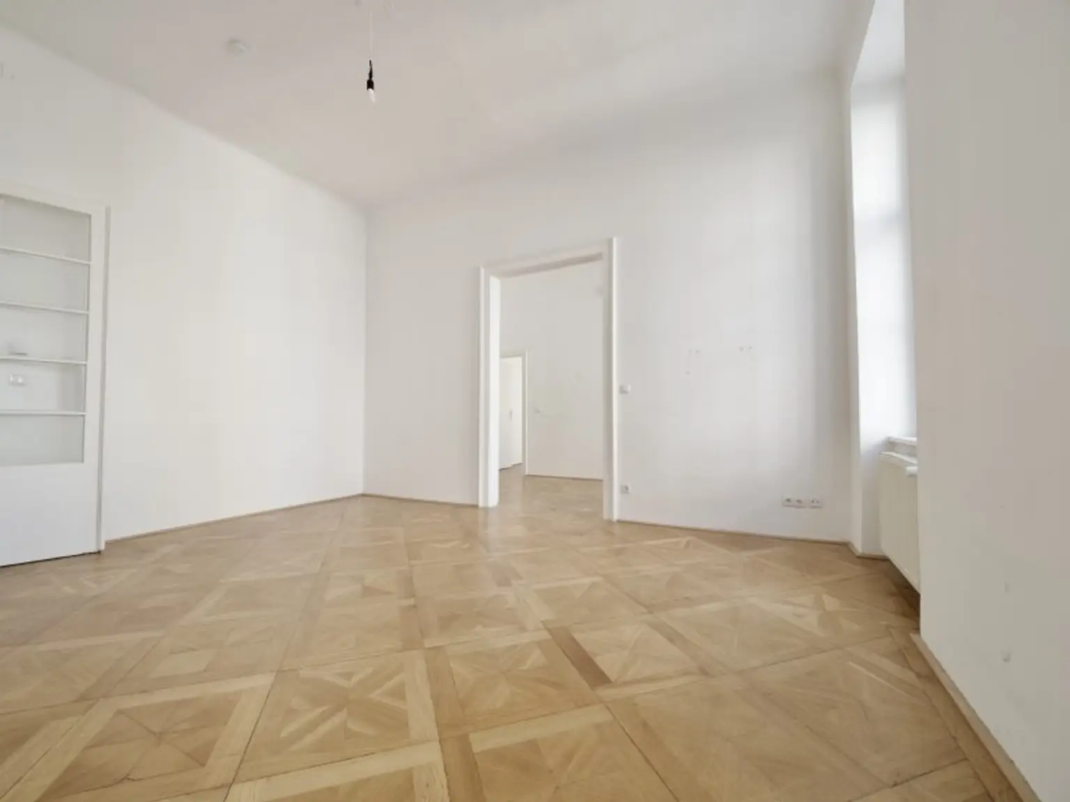 Entzückende 4-Zimmer-Altbauwohnung in klassischem Gründerzeithaus in U-Bahn-Nähe