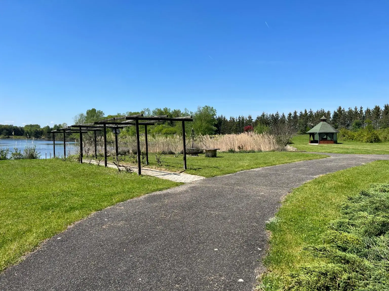 UNGARN ... "und am Ende der Straße steht ein Haus am SEE"