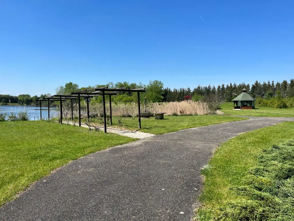 UNGARN ... "und am Ende der Straße steht ein Haus am SEE"