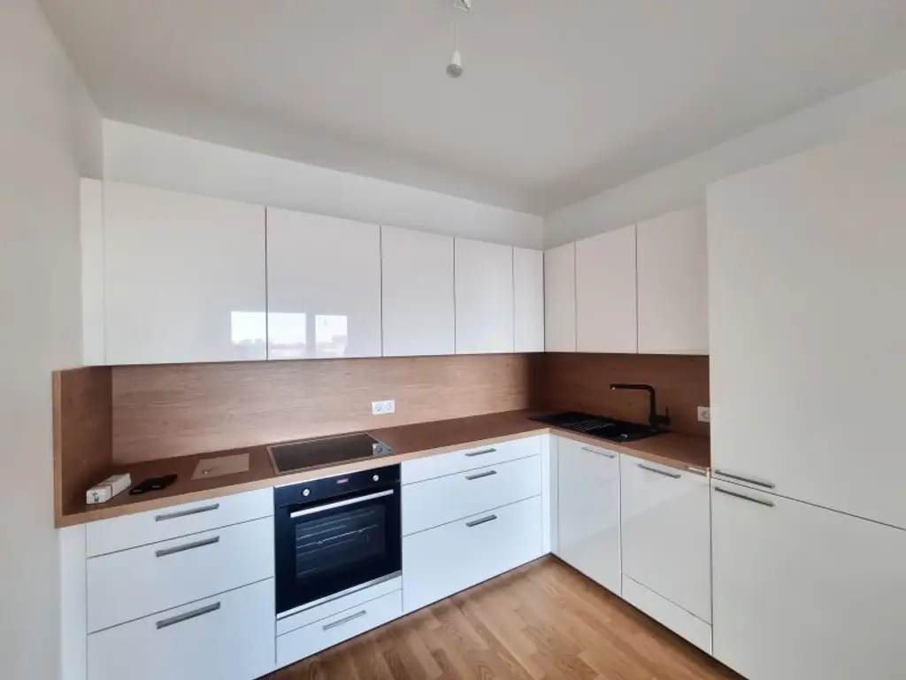 Neuwertige Balkonwohnung inkl. DAN-Küche mit Grünblick & hohem Freizeitkomfort