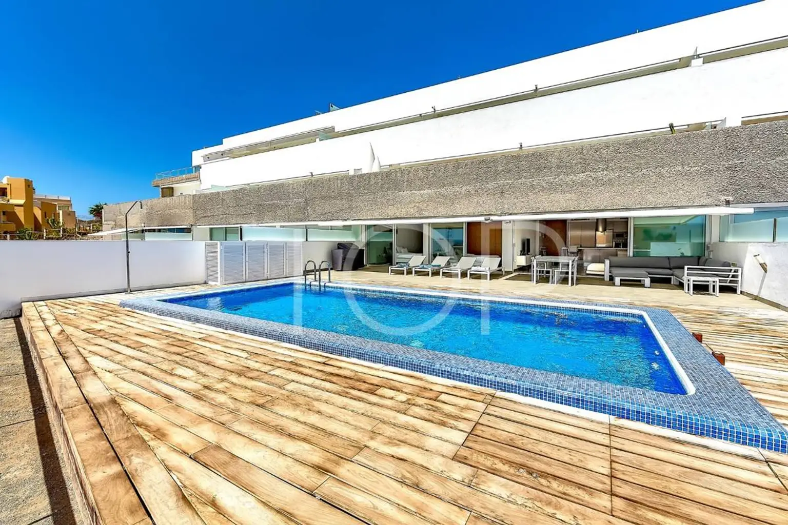 Apartamento de lujo con piscina privada en la exclusiva zona de La Caleta