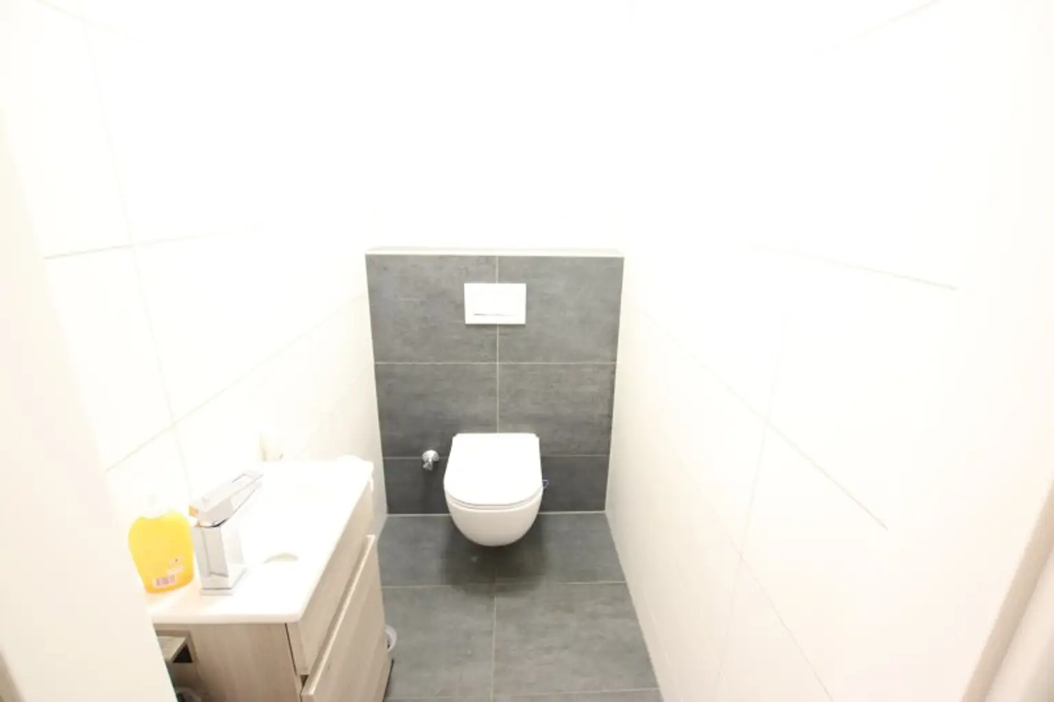 Neuwertige, teilmöblierte 2 Zimmer Penthousewohnung mit Terrasse und Carport in Klagenfurt