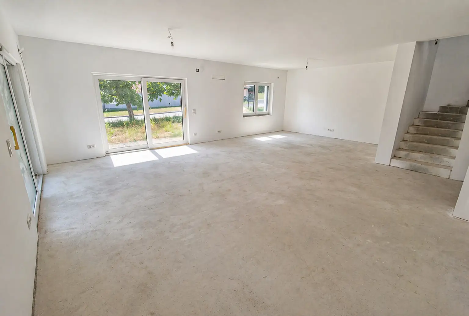 Wohnen mit Stil in Sigleß – Garage, Garten und Dachterrasse inklusive