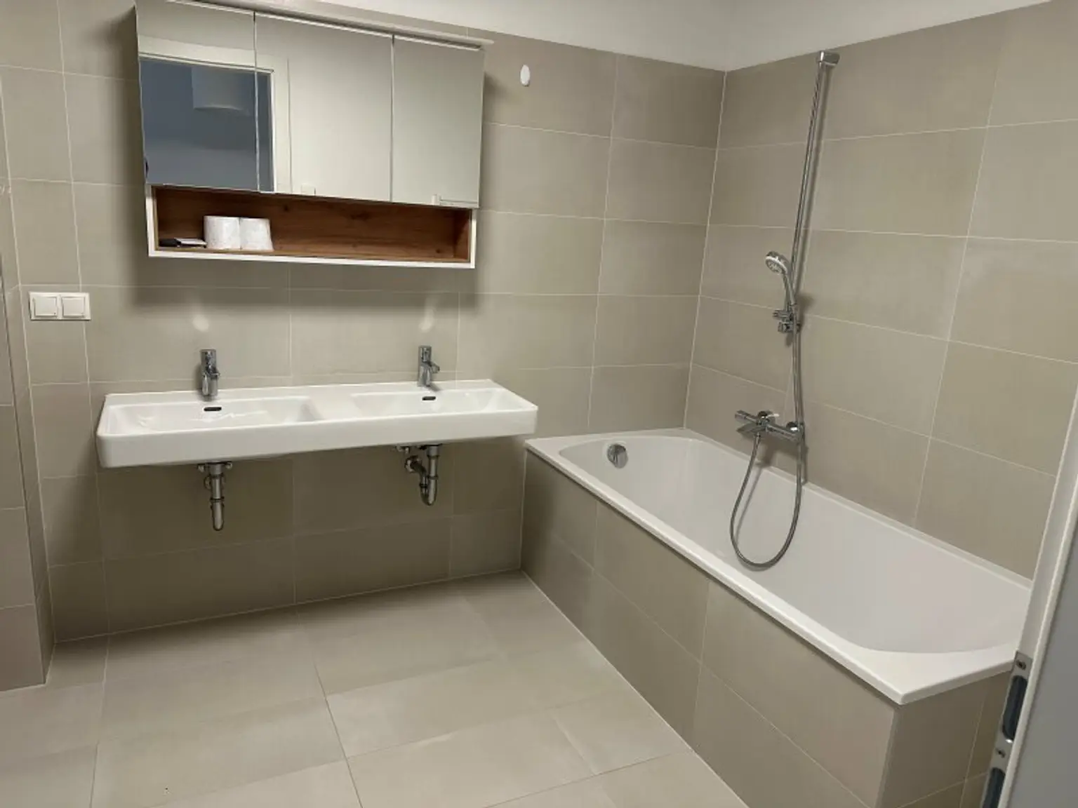 Balkonwohnung in Grünruhelage- Schwimmbad und Sauna im Haus. PROVISIONSFREI