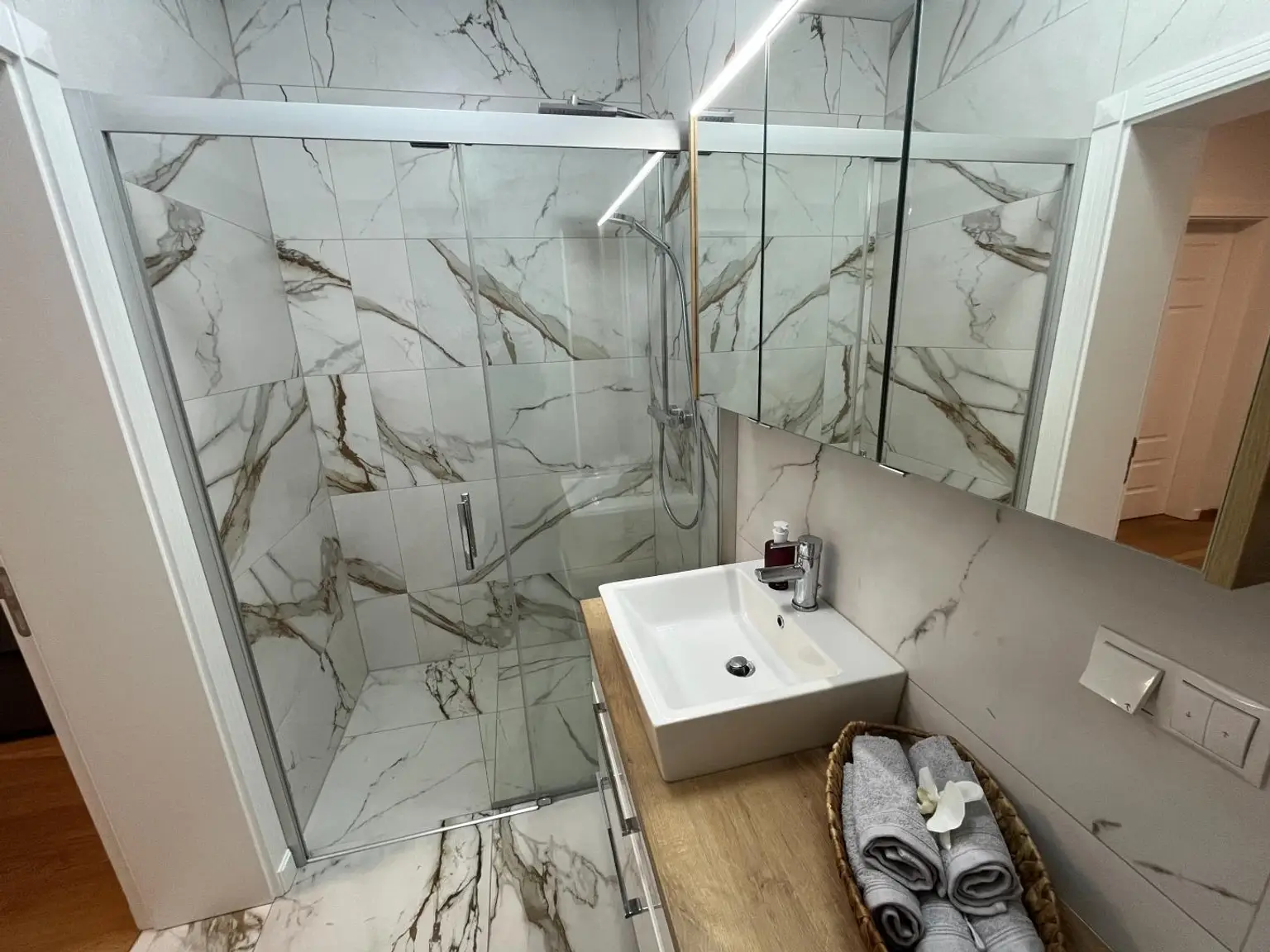 Badezimmer mit Dusche und WC im Erdgeschoss