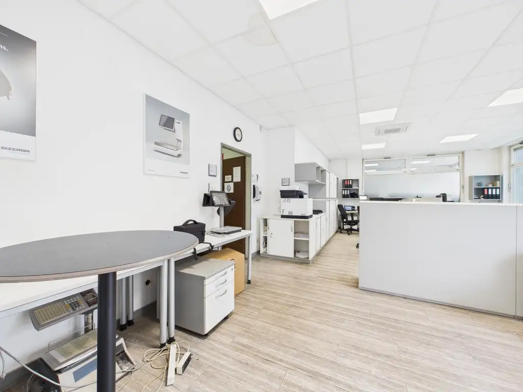 LINZ/STADT: Vielseitig nutzbare Geschäfts- Büro- bzw. Ordinationsfläche mit einer Gesamtgröße von 215,48 m²  + PARKFLÄCHE ca. 70 m² zu erwerben