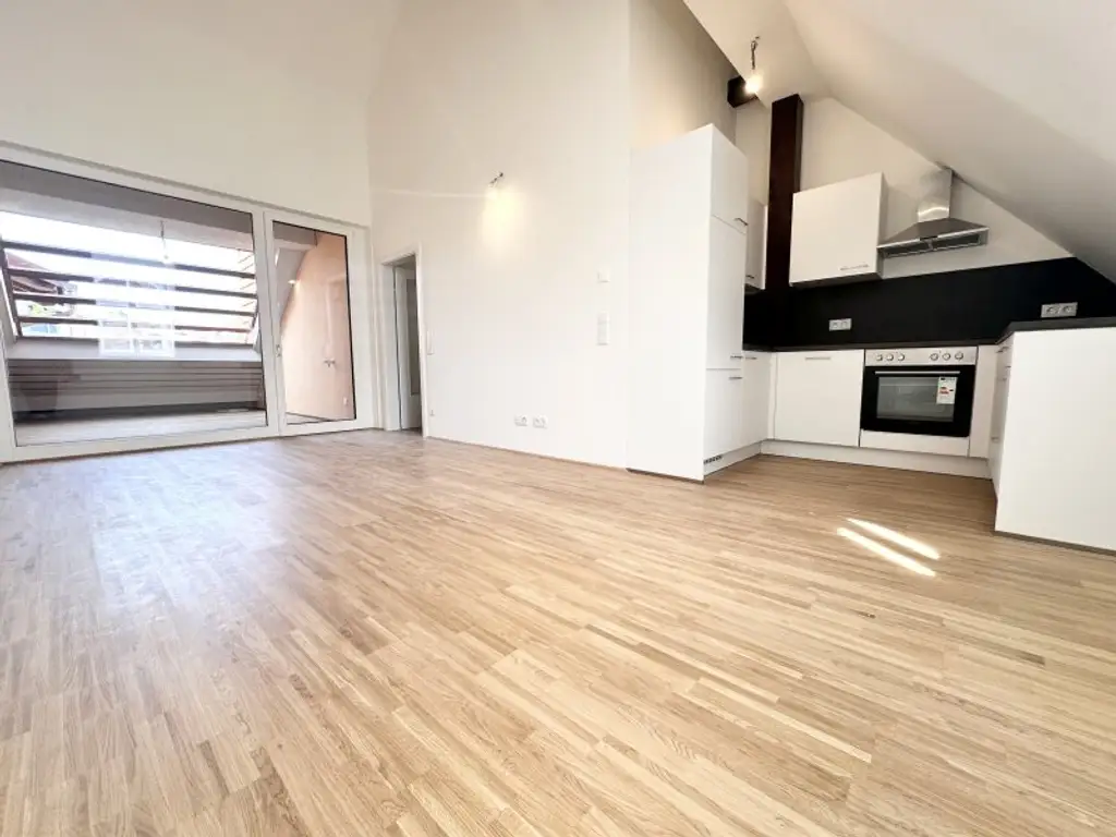 TOP Sanierte Wohnung im Dachgeschoss - Mit Schlossbergaussicht