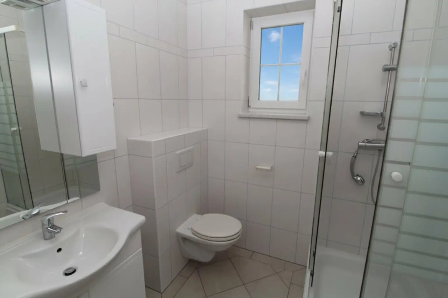 NEUWERTIGE SINGLEWOHNUNG mit FUSSBODENHEIZUNG in GRÜNLAGE