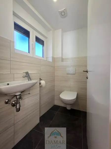 Badezimmer mit Wanne und WC