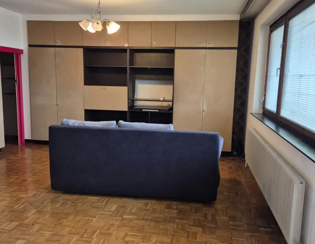 Renovierungsbedürftige 4 Zimmer Wohnung mit Loggia