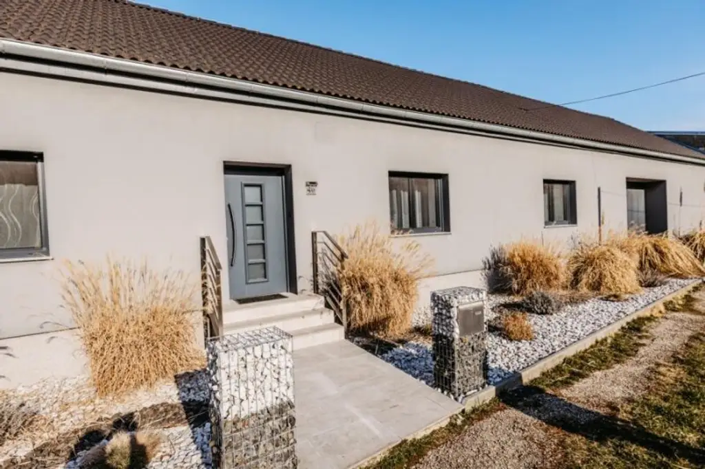 Verträumtes Bauernhaus neu adaptiert (2013) mit Toreinfahrt, Pool, Stadel und Schuppen