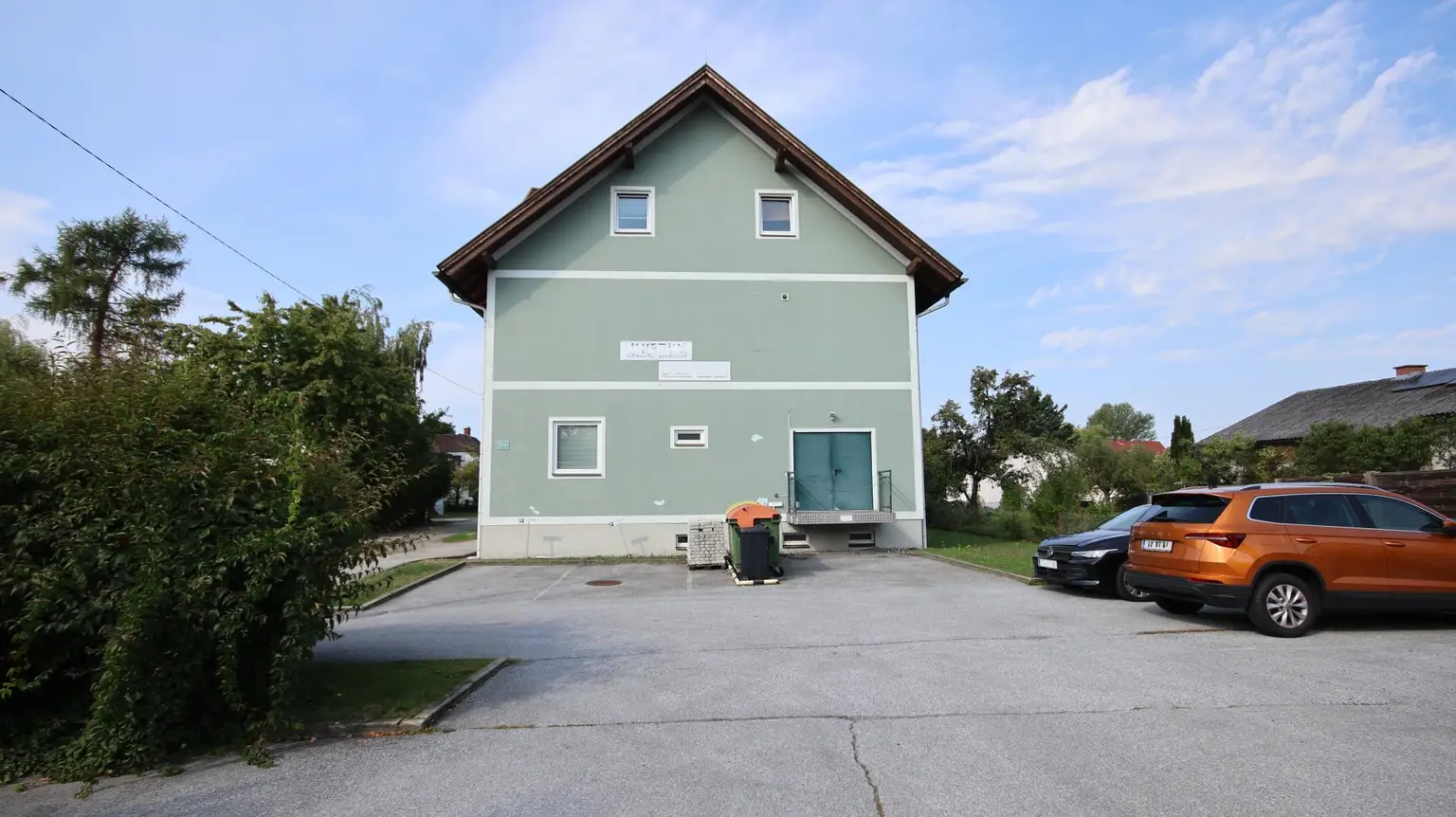 2-Zimmer-Dachgeschosswohnung mit Parkplatz und Klimaanlage!