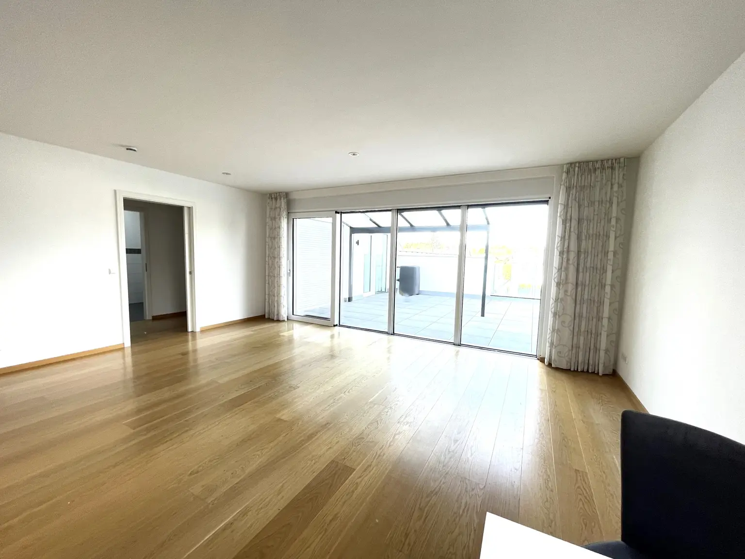 Wohn-/ Essbereich (mit Zugang zum Schlafzimmer)
