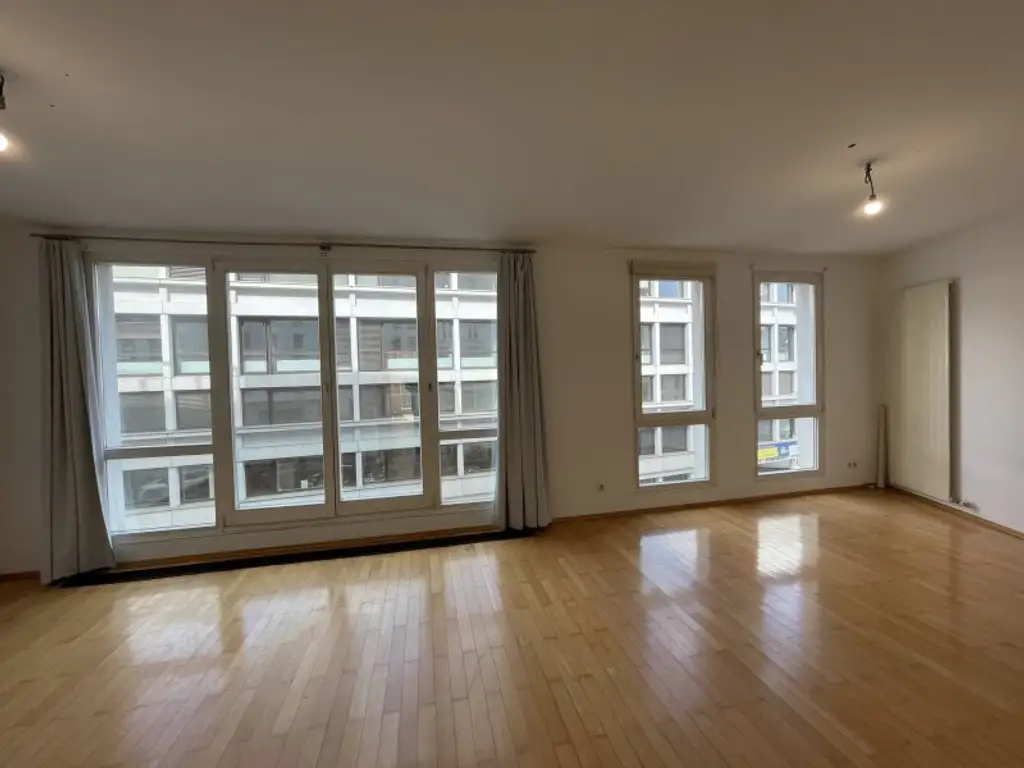 3 Zimmer Wohnung mit Gemeinschaftsdachterrasse direkt beim Karlsplatz!