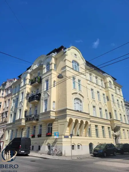"Diese 5 Zimmer-Altbauwohnung mit sonniger Terrasse wartet genau auf SIE"