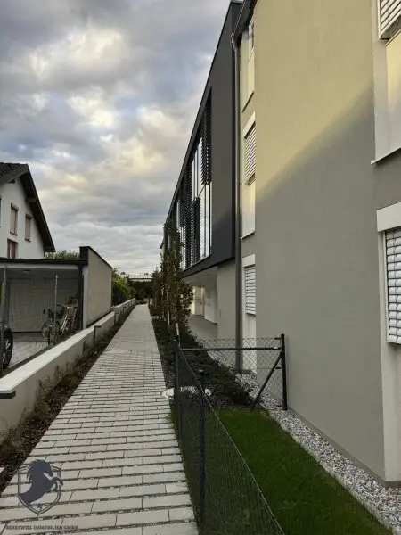 Moderne 3-Zimmer-Wohnung im 1. Stock – Neubau mit Balkon & 2 Parkplätzen