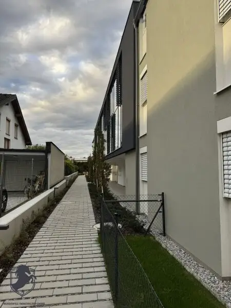 Moderne 3-Zimmer-Wohnung im 1. Stock – Neubau mit Balkon & 2 Parkplätzen